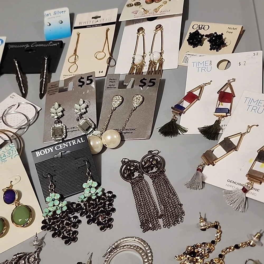 Bundle of 40 earrings